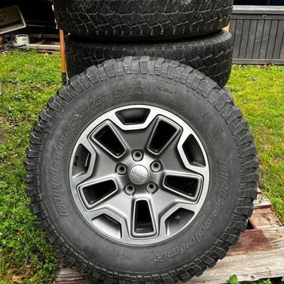 Set of 5 Jeep BF Goodrich Mud Terrain T/A Tires