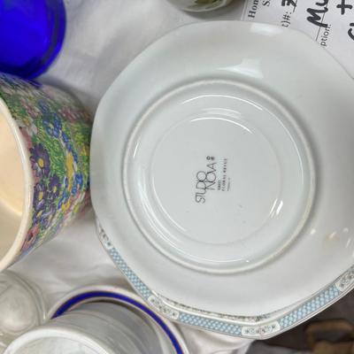 West Bend bean pot, collectible coffee cups