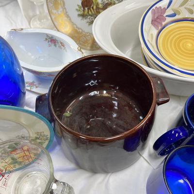 West Bend bean pot, collectible coffee cups