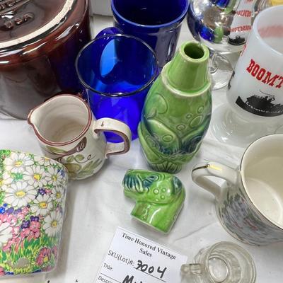 West Bend bean pot, collectible coffee cups