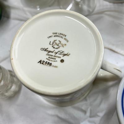 West Bend bean pot, collectible coffee cups
