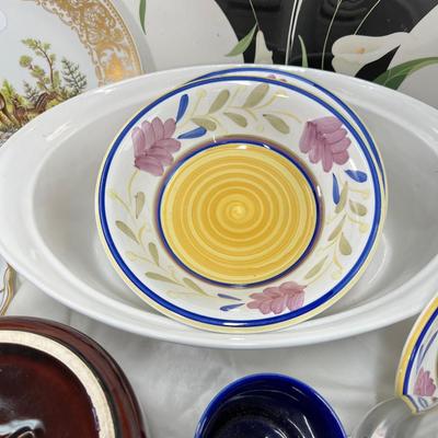 West Bend bean pot, collectible coffee cups