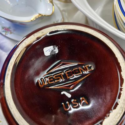 West Bend bean pot, collectible coffee cups