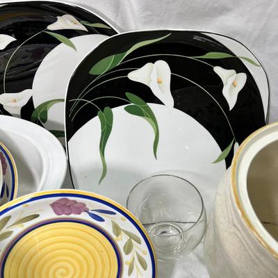 West Bend bean pot, collectible coffee cups