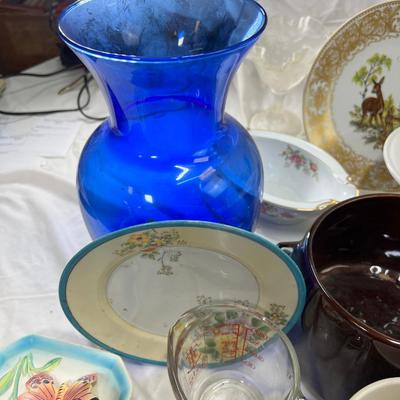 West Bend bean pot, collectible coffee cups