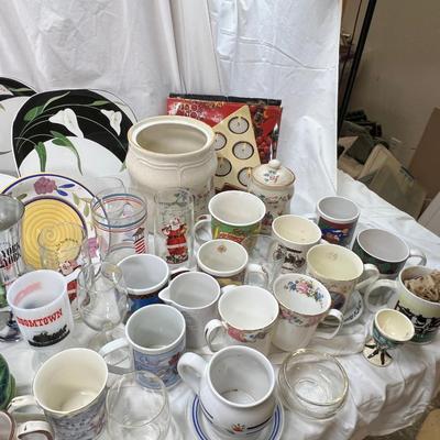 West Bend bean pot, collectible coffee cups