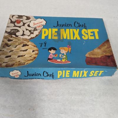 Pie Dish & Vintage Junior Chef Pie Mix Set