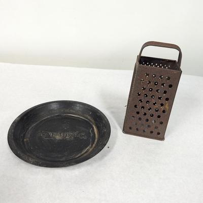 Aunt Martha's Pie Pan & Grater