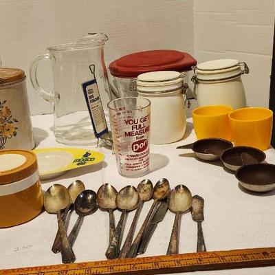 Miscellaneous kitchen lot including batter bowl with lid