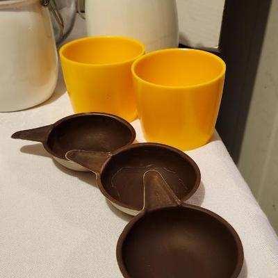 Miscellaneous kitchen lot including batter bowl with lid