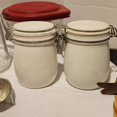 Miscellaneous kitchen lot including batter bowl with lid