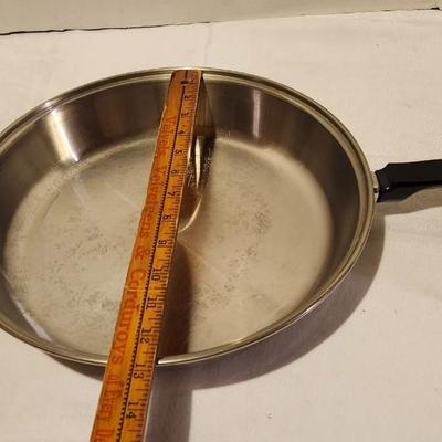 Miscellaneous kitchen lot including Knives, pan