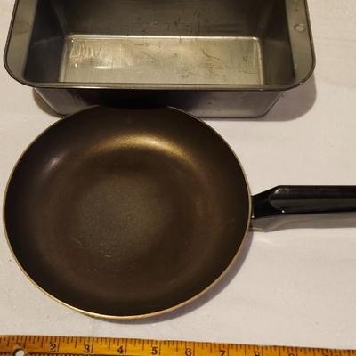 Miscellaneous kitchen lot including Knives, pan