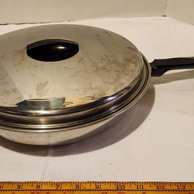 Miscellaneous kitchen lot including Knives, pan