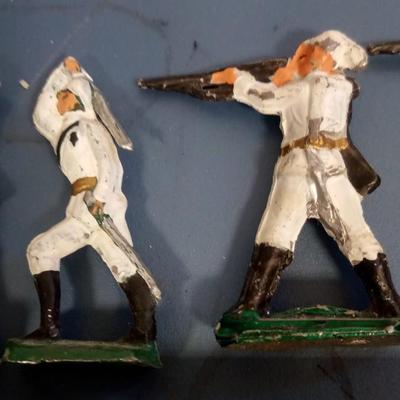 LOT 97 FIVE VINTAGE METAL SOLDIERS