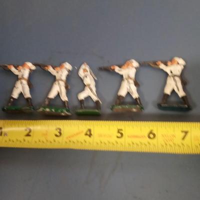 LOT 97 FIVE VINTAGE METAL SOLDIERS