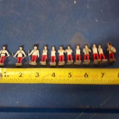 LOT 98 VINTAGE METAL SOLDIERS MARCHING BAND