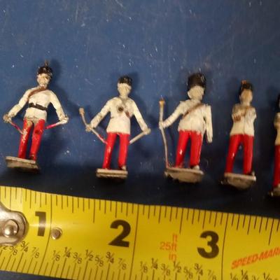 LOT 98 VINTAGE METAL SOLDIERS MARCHING BAND