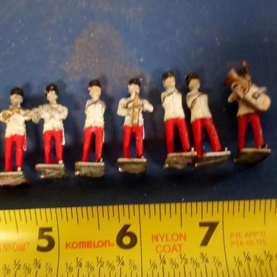 LOT 98 VINTAGE METAL SOLDIERS MARCHING BAND