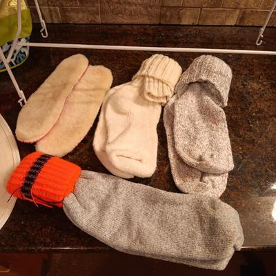 LADIES ARIAT SHOES SIZE 8, COLUMBIA & DIANE KRIEGER HATS, WOOL SOCKS AND SMALL SHOE RACK