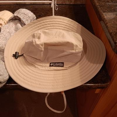 LADIES ARIAT SHOES SIZE 8, COLUMBIA & DIANE KRIEGER HATS, WOOL SOCKS AND SMALL SHOE RACK