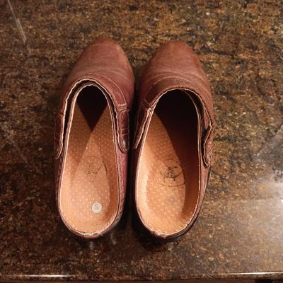 LADIES ARIAT SHOES SIZE 8, COLUMBIA & DIANE KRIEGER HATS, WOOL SOCKS AND SMALL SHOE RACK
