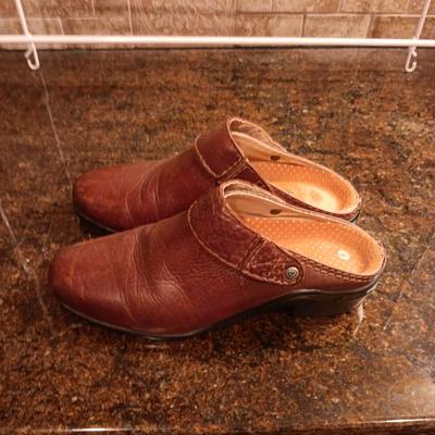 LADIES ARIAT SHOES SIZE 8, COLUMBIA & DIANE KRIEGER HATS, WOOL SOCKS AND SMALL SHOE RACK