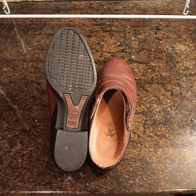 LADIES ARIAT SHOES SIZE 8, COLUMBIA & DIANE KRIEGER HATS, WOOL SOCKS AND SMALL SHOE RACK