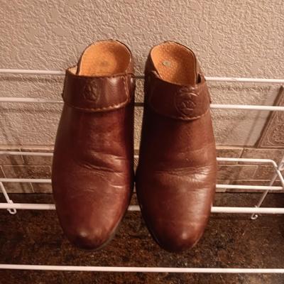 LADIES ARIAT SHOES SIZE 8, COLUMBIA & DIANE KRIEGER HATS, WOOL SOCKS AND SMALL SHOE RACK