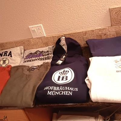 MEN'S SWEATSHIRTS, SWEATPANTS & T-SHIRTS SIZE L - XL