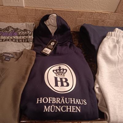MEN'S SWEATSHIRTS, SWEATPANTS & T-SHIRTS SIZE L - XL