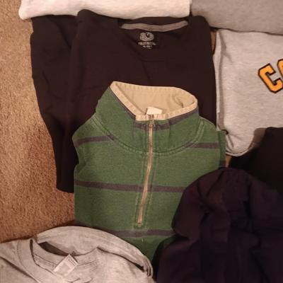 MEN'S SWEATSHIRTS AND SWEATPANT PLUS T-SHIRTS SIZE L- XL