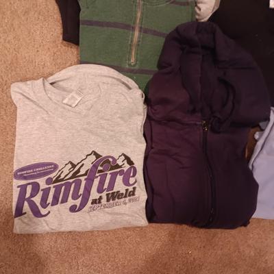 MEN'S SWEATSHIRTS AND SWEATPANT PLUS T-SHIRTS SIZE L- XL