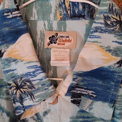 2 HAWAIIAN SHIRTS (L) AND A NEW DDYOUTDOOR HAT