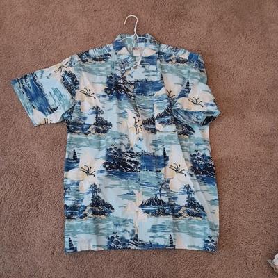 2 HAWAIIAN SHIRTS (L) AND A NEW DDYOUTDOOR HAT