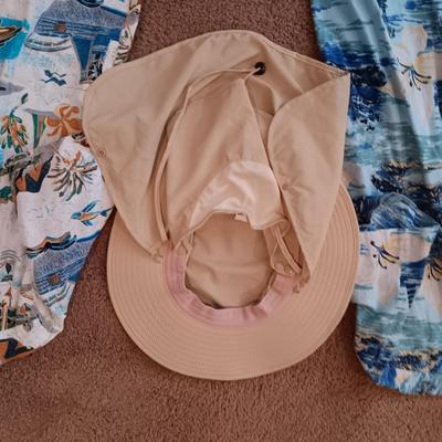 2 HAWAIIAN SHIRTS (L) AND A NEW DDYOUTDOOR HAT