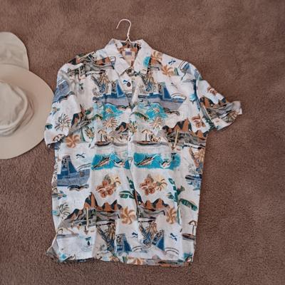 2 HAWAIIAN SHIRTS (L) AND A NEW DDYOUTDOOR HAT