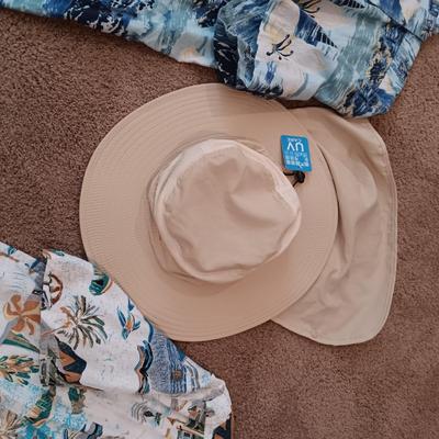 2 HAWAIIAN SHIRTS (L) AND A NEW DDYOUTDOOR HAT