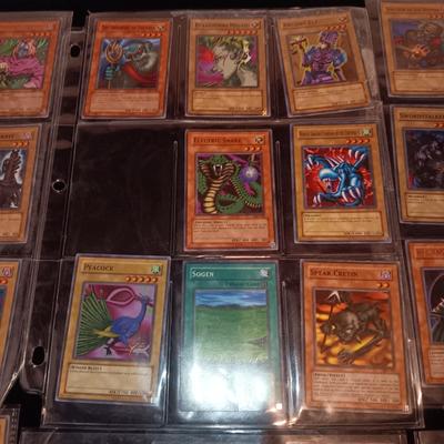 LARGE COLLECTION OF KONAMI Yu-Gi-Uh! TRADING CARDS