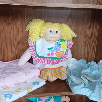 CABBAGE PATCH DOLL WITH BLANKETS AND 1 OUTFIT