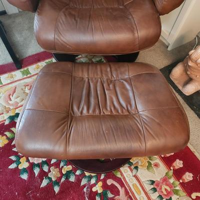 Lane Lounger Swivel Chair & Ottoman