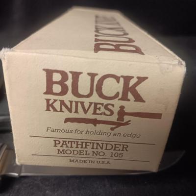 BUCK PATHFINDER MODEL 105 KNIFE W/LEATHER SHEATH