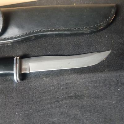 BUCK PATHFINDER MODEL 105 KNIFE W/LEATHER SHEATH