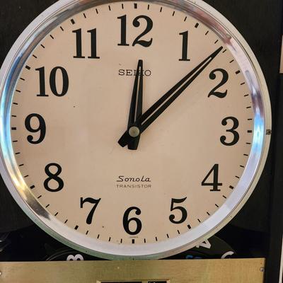 Vintage Seiko Sonola Transistor Wall Clock Day Date