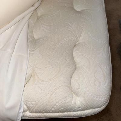 WOW! YOU'LL THINK YOU'VE GONE TO HEAVEN IN THIS QUEEN BED