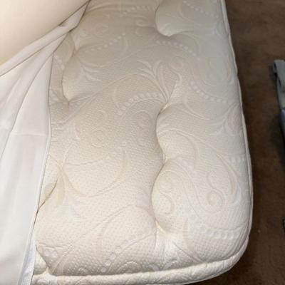 WOW! YOU'LL THINK YOU'VE GONE TO HEAVEN IN THIS QUEEN BED