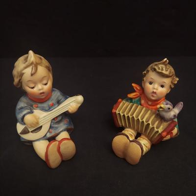 Hummel Street Singer, Soloist and More Figurines (DR-BBL)