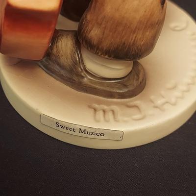Hummel Street Singer, Soloist and More Figurines (DR-BBL)