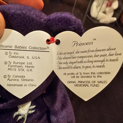 Assorted Beanie Baby Collectibles in Cases ( BDB-JS)