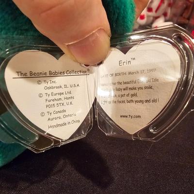Assorted Beanie Baby Collectibles in Cases ( BDB-JS)